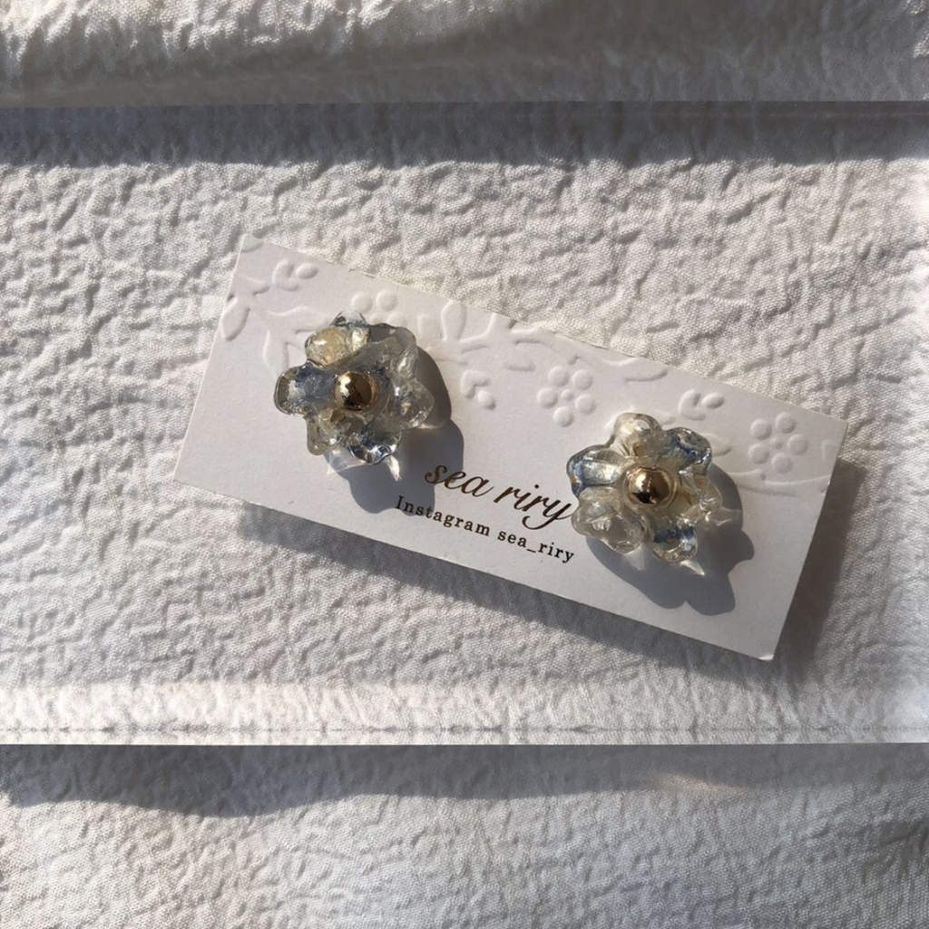 no.82 大人気 ラスト1点 デルフィニウムとかすみ草のフラワーピアス ちいさなお花 ドライフラワー 淡ブルー レジンピアス イヤリング