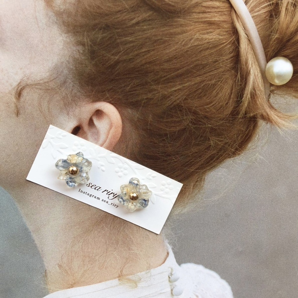 no.82 大人気 ラスト1点 デルフィニウムとかすみ草のフラワーピアス ちいさなお花 ドライフラワー 淡ブルー レジンピアス イヤリング