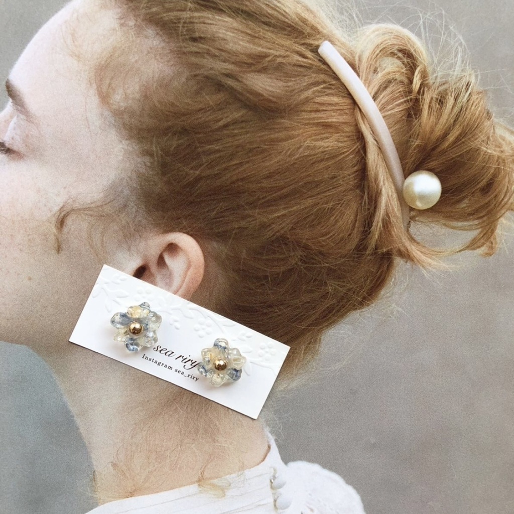 no.82 大人気 ラスト1点 デルフィニウムとかすみ草のフラワーピアス ちいさなお花 ドライフラワー 淡ブルー レジンピアス イヤリング