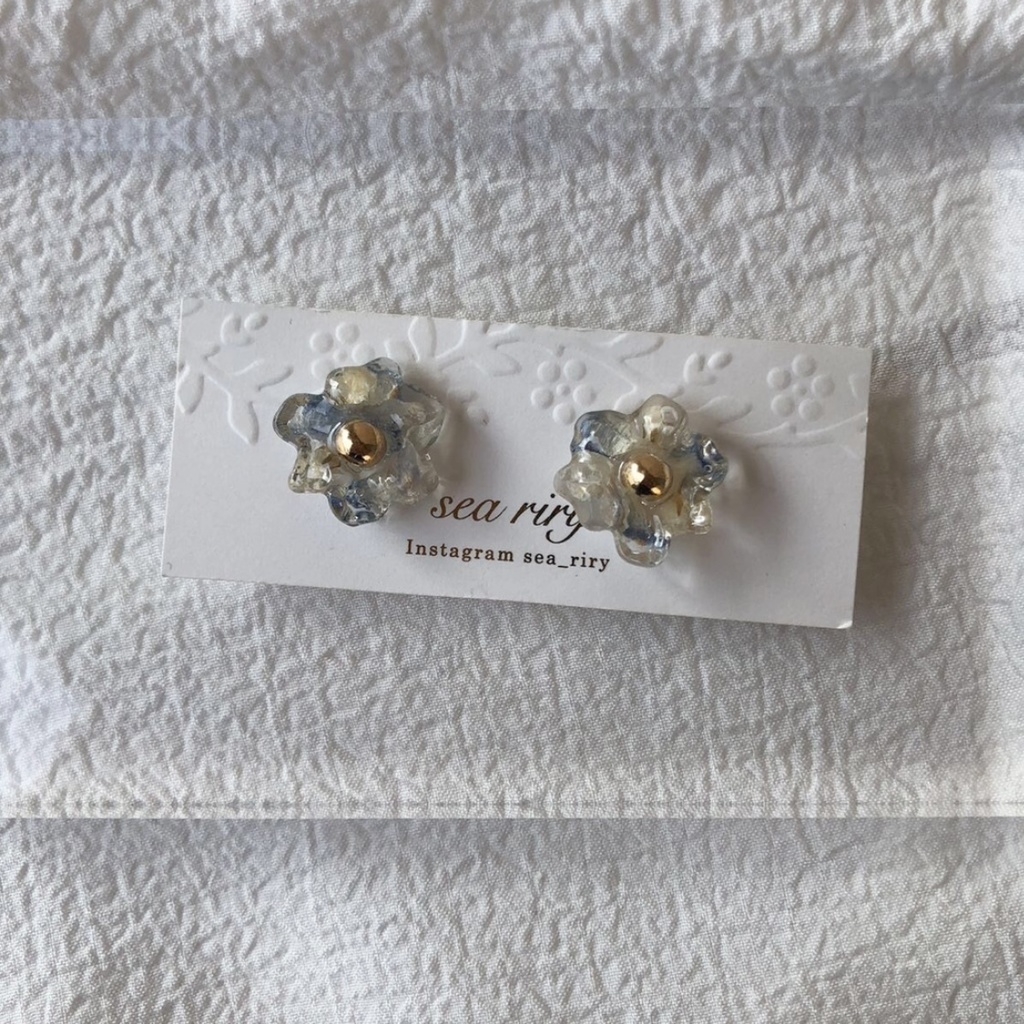 no.82 大人気 ラスト1点 デルフィニウムとかすみ草のフラワーピアス ちいさなお花 ドライフラワー 淡ブルー レジンピアス イヤリング