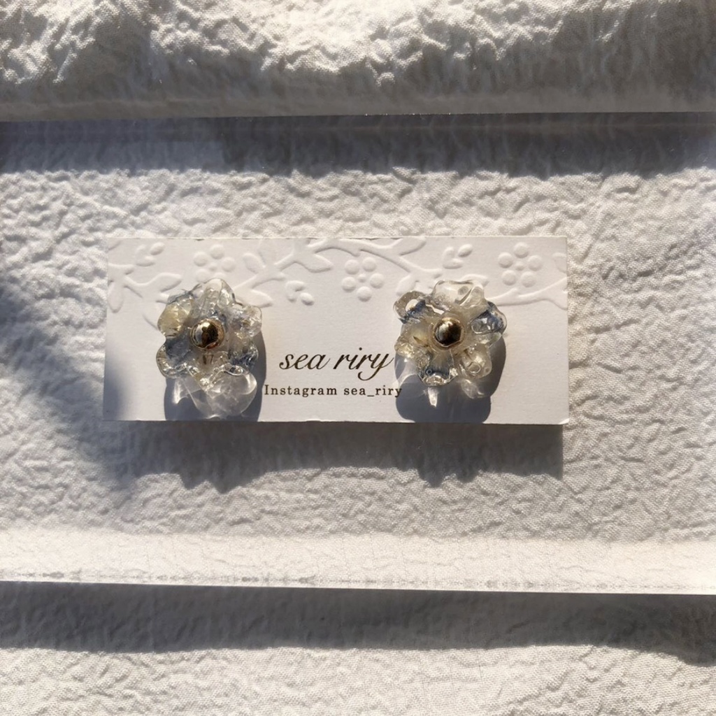 no.82 大人気 ラスト1点 デルフィニウムとかすみ草のフラワーピアス ちいさなお花 ドライフラワー 淡ブルー レジンピアス イヤリング