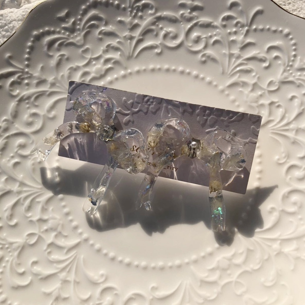 no.83 限定1点のみ デルフィニウムとかすみ草のフラワーリボンピアス ribbon ドライフラワー サージカルステンレス