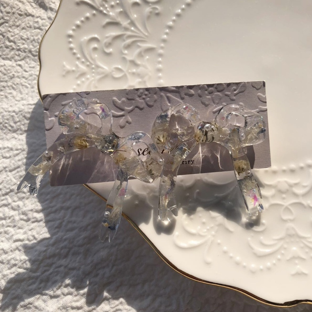 no.83 限定1点のみ デルフィニウムとかすみ草のフラワーリボンピアス ribbon ドライフラワー サージカルステンレス