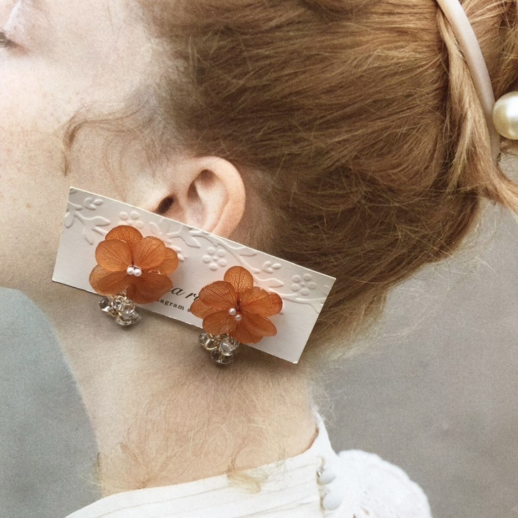 no.94 ブリックオレンジの紫陽花ゆらゆらピアス あじさい 本物のお花 チェコビーズ ファルファーレ サージカルステンレスポスト