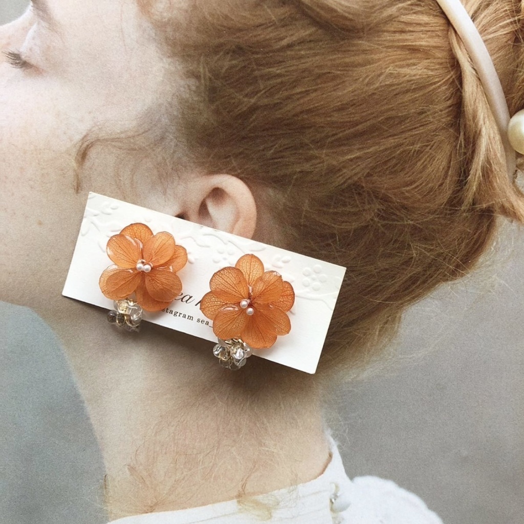 no.94 ブリックオレンジの紫陽花ゆらゆらピアス あじさい 本物のお花 チェコビーズ ファルファーレ サージカルステンレスポスト