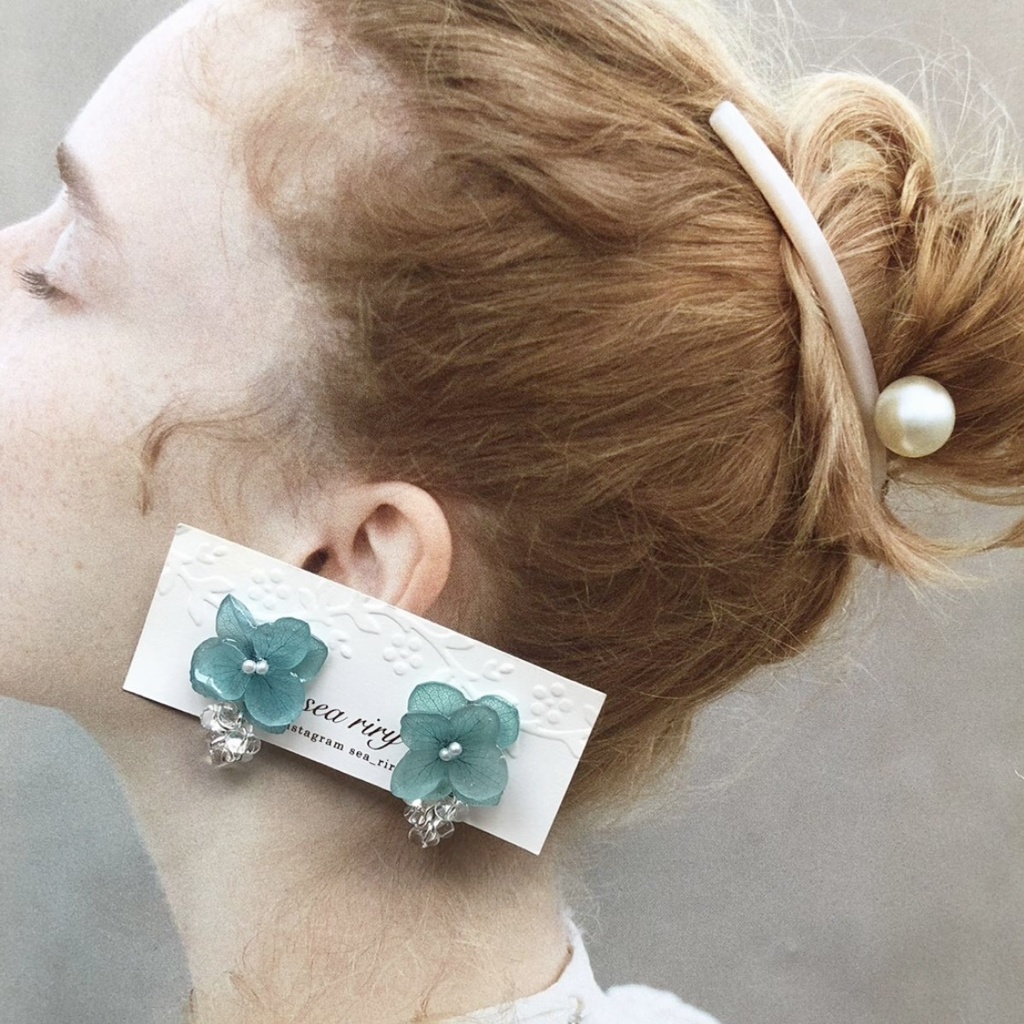 no.95 ブルーライラックの紫陽花ゆらゆらピアス あじさい パール 本物のお花 チェコビーズ ハンドメイドピアス