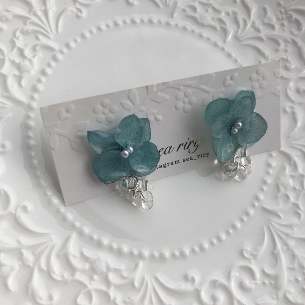 no.95 ブルーライラックの紫陽花ゆらゆらピアス あじさい パール 本物のお花 チェコビーズ ハンドメイドピアス