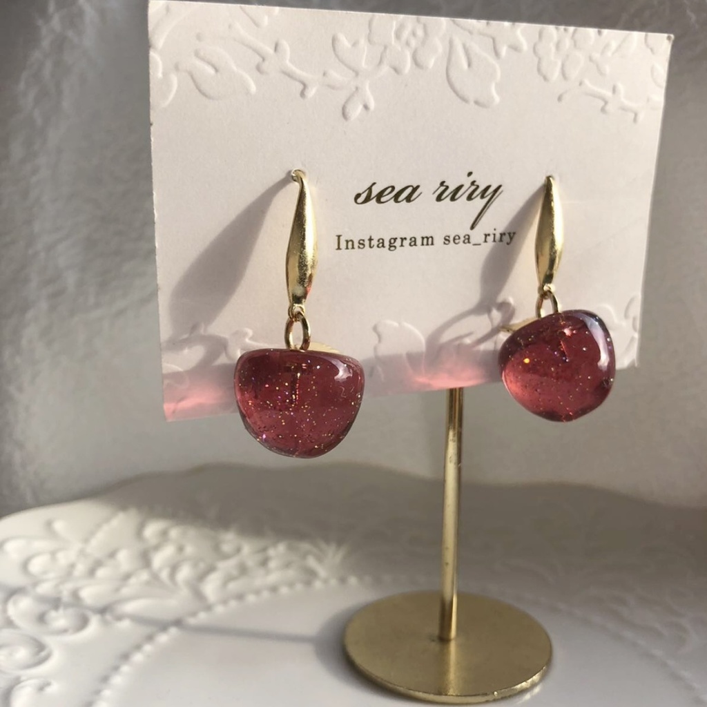 no.97 秋色りんご 林檎 深緋色 ラメ入り きらきら りんごピアス サージカルステンレス レジンアクセサリー ハンドメイド