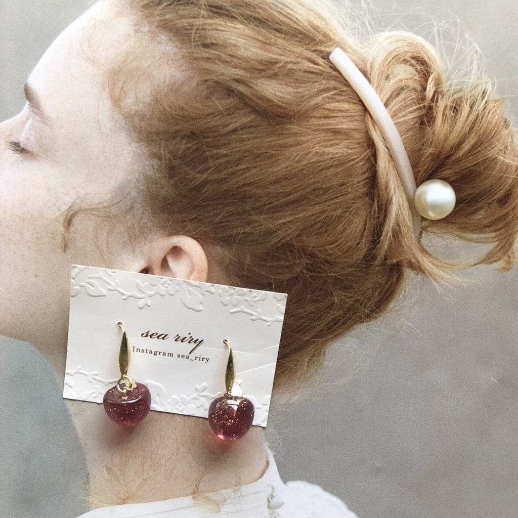 no.97 秋色りんご 林檎 深緋色 ラメ入り きらきら りんごピアス サージカルステンレス レジンアクセサリー ハンドメイド