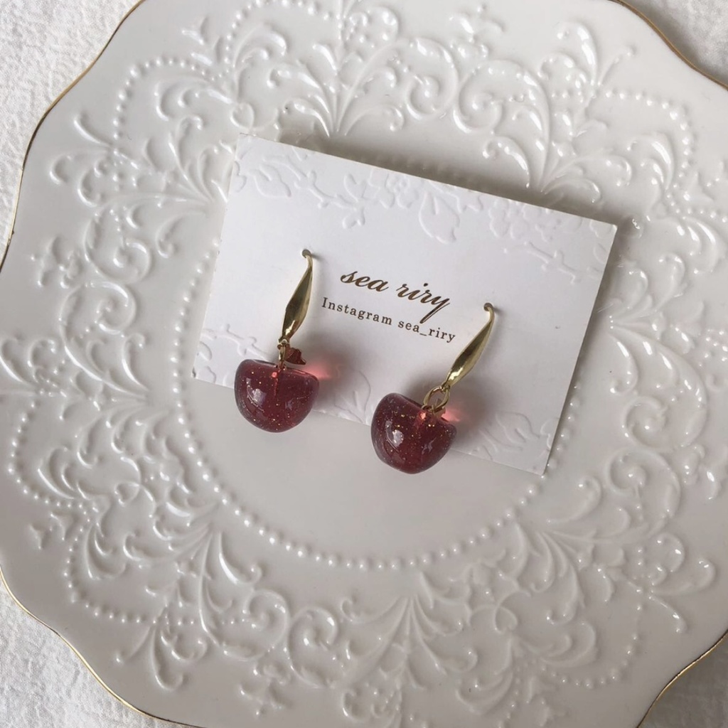 no.97 秋色りんご 林檎 深緋色 ラメ入り きらきら りんごピアス サージカルステンレス レジンアクセサリー ハンドメイド