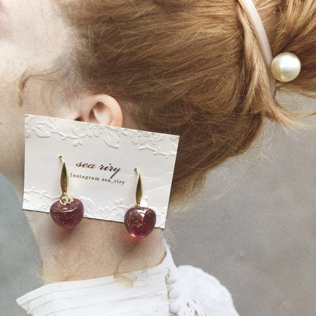 no.97 秋色りんご 林檎 深緋色 ラメ入り きらきら りんごピアス サージカルステンレス レジンアクセサリー ハンドメイド