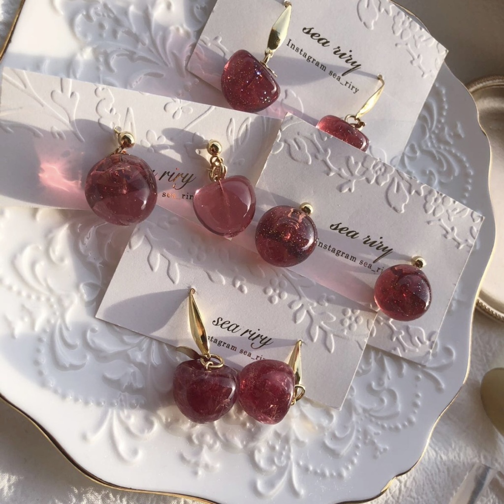 no.97 秋色りんご 林檎 深緋色 ラメ入り きらきら りんごピアス サージカルステンレス レジンアクセサリー ハンドメイド