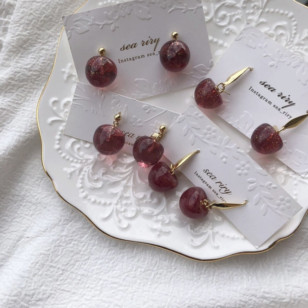 no.97 秋色りんご 林檎 深緋色 ラメ入り きらきら りんごピアス サージカルステンレス レジンアクセサリー ハンドメイド