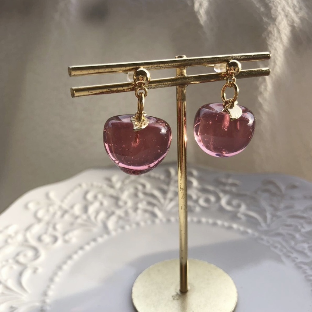 no.98 秋色りんご 林檎 リンゴピアス 深緋色 あかいろ 果実 レジンアクセサリー サージカルステンレス ハンドメイドピアス