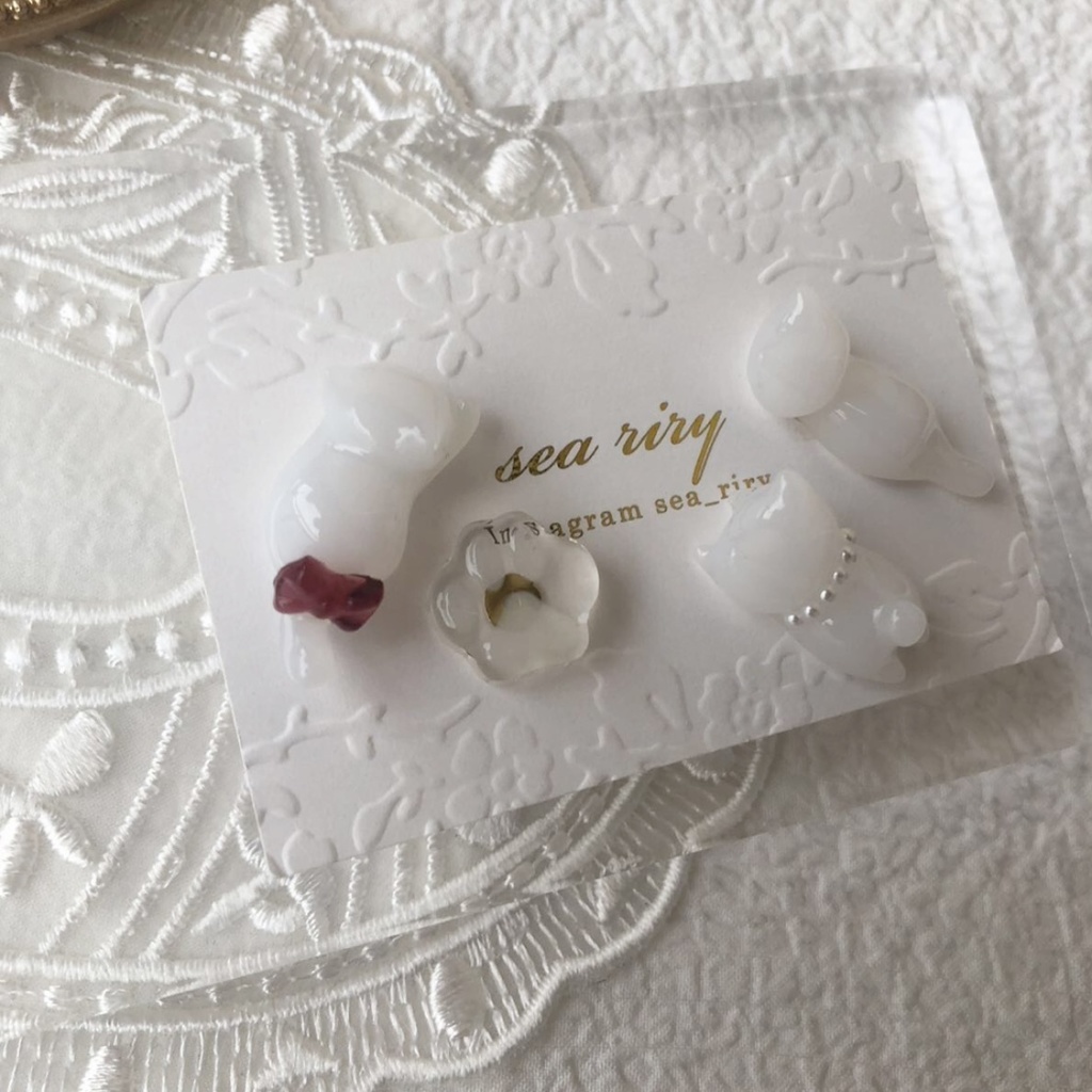 no.101 限定セット おめかし白猫ちゃん リボン パール ねこ 猫ちゃん 白猫 レジンピアス サージカルステンレス