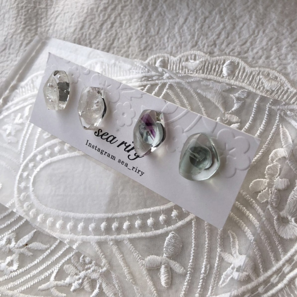 no.103 花鉱石と天然石の鉱石ピアス 紫陽花 パール レインボーフローライト 鉱石ピアス ハンドメイドピアス