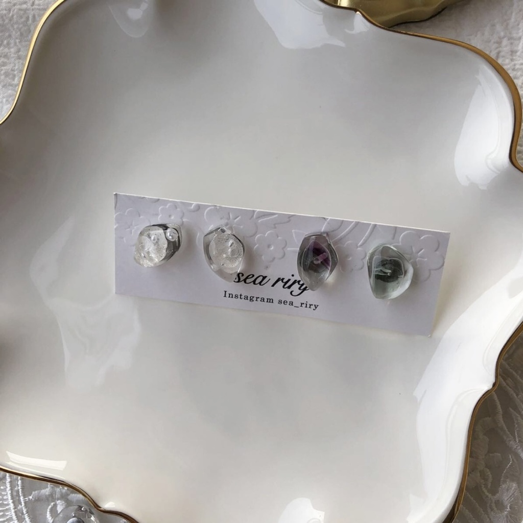 no.103 花鉱石と天然石の鉱石ピアス 紫陽花 パール レインボーフローライト 鉱石ピアス ハンドメイドピアス