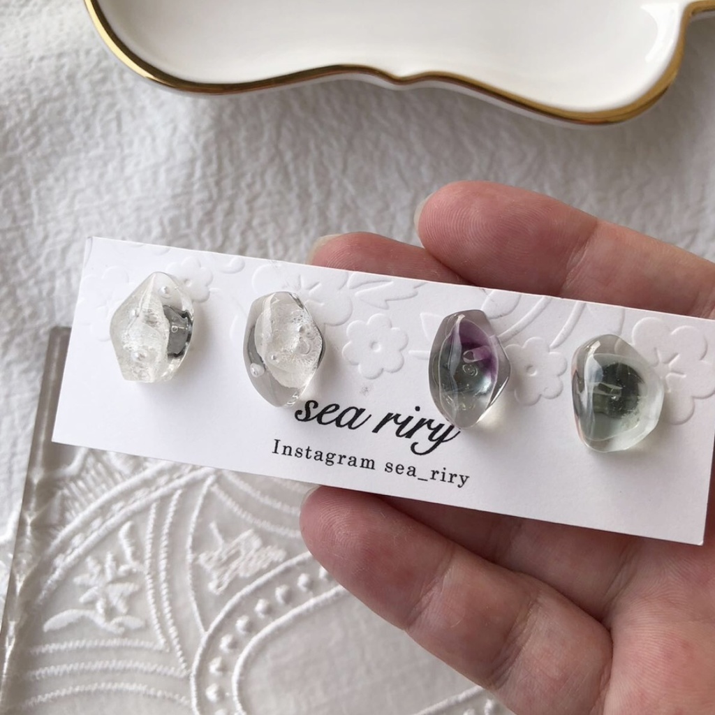 no.103 花鉱石と天然石の鉱石ピアス 紫陽花 パール レインボーフローライト 鉱石ピアス ハンドメイドピアス