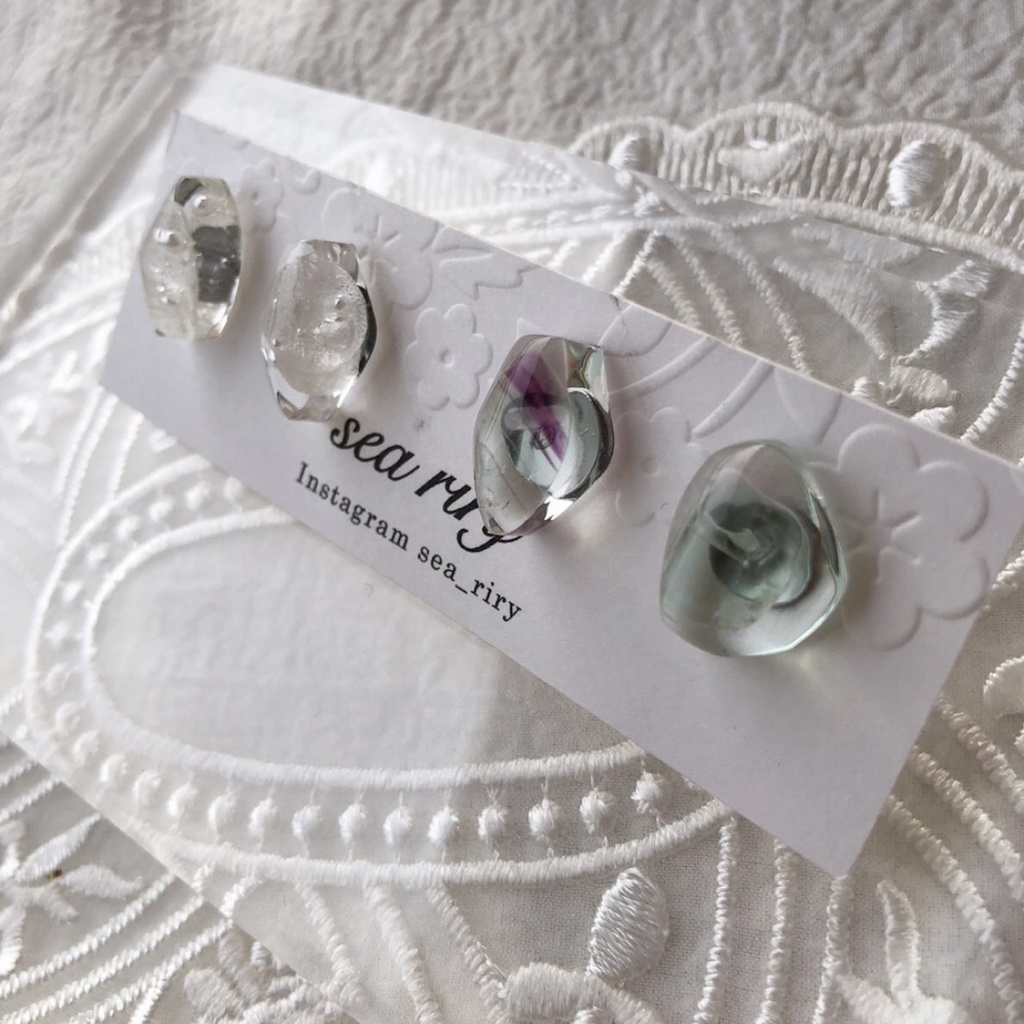 no.103 花鉱石と天然石の鉱石ピアス 紫陽花 パール レインボーフローライト 鉱石ピアス ハンドメイドピアス