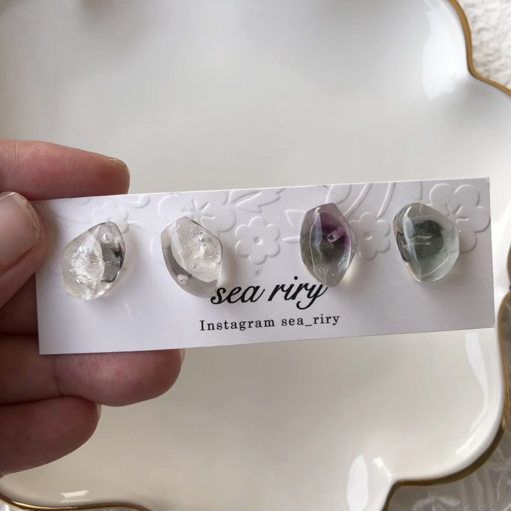 no.103 花鉱石と天然石の鉱石ピアス 紫陽花 パール レインボーフローライト 鉱石ピアス ハンドメイドピアス