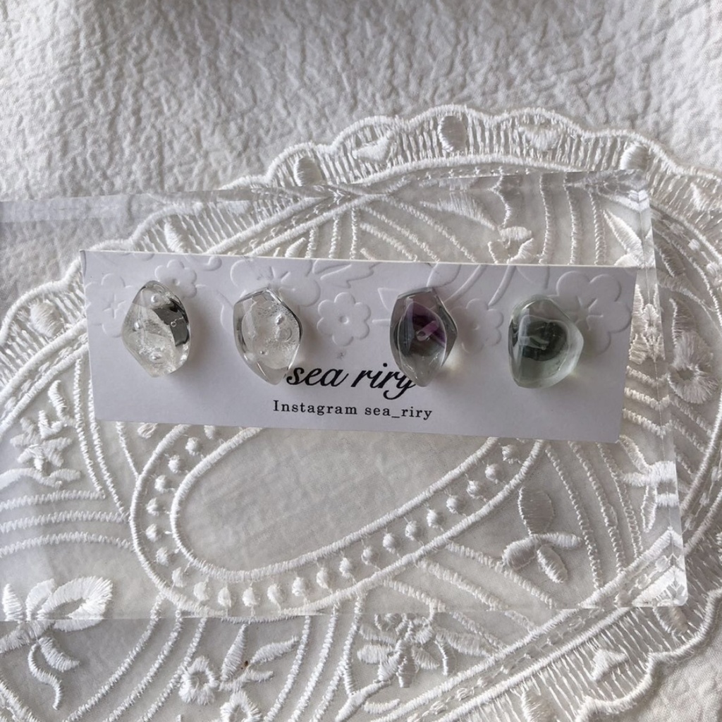 no.103 花鉱石と天然石の鉱石ピアス 紫陽花 パール レインボーフローライト 鉱石ピアス ハンドメイドピアス