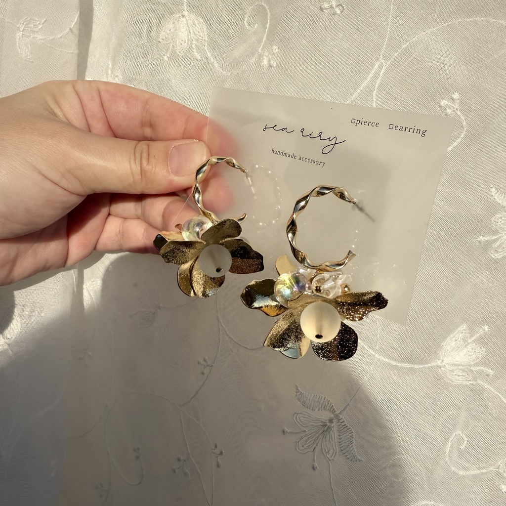 no.107 1点のみ メタルフラワー フラワーピアス フロスト オーロラ ゆらゆら チタンポストピアス