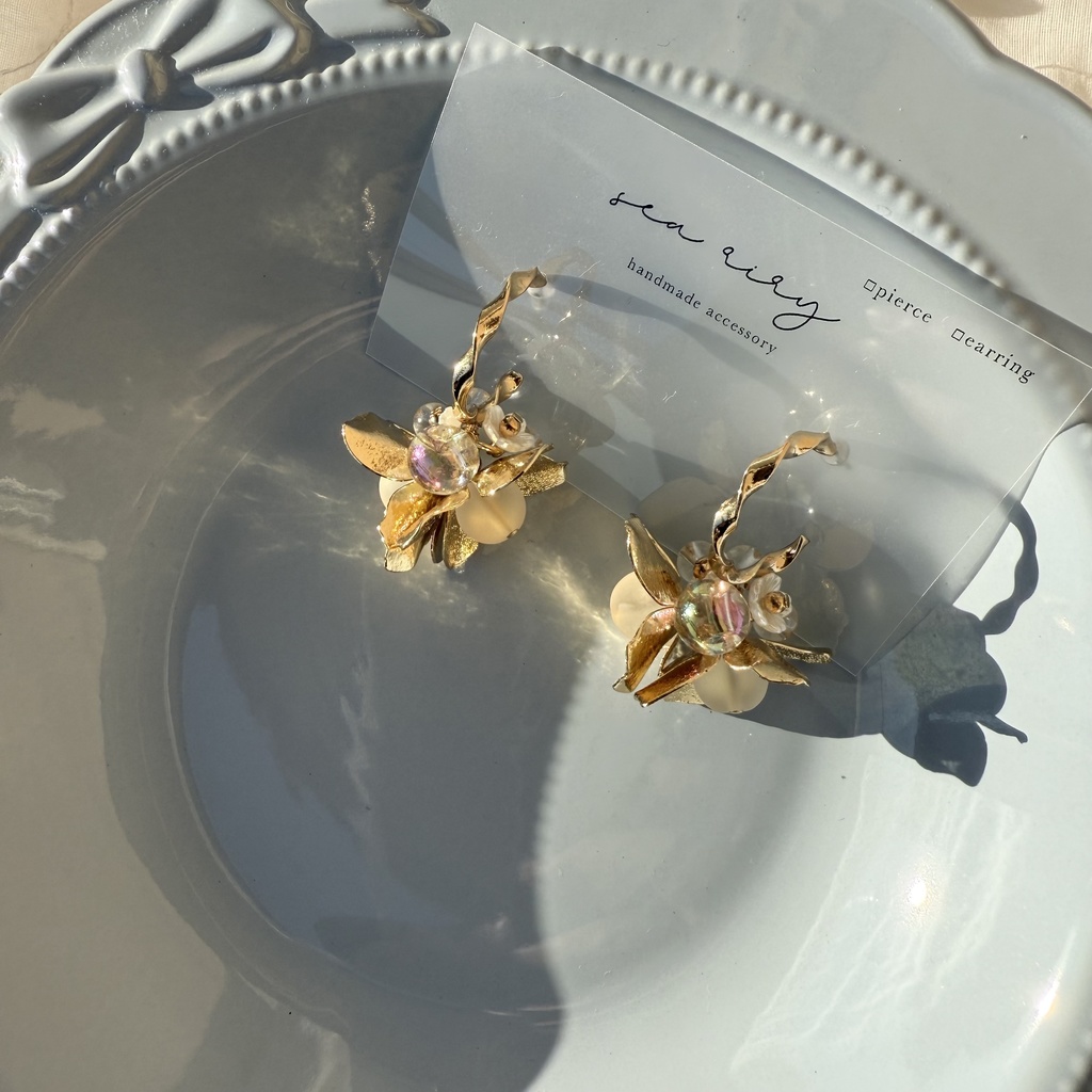 no.107 1点のみ メタルフラワー フラワーピアス フロスト オーロラ ゆらゆら チタンポストピアス