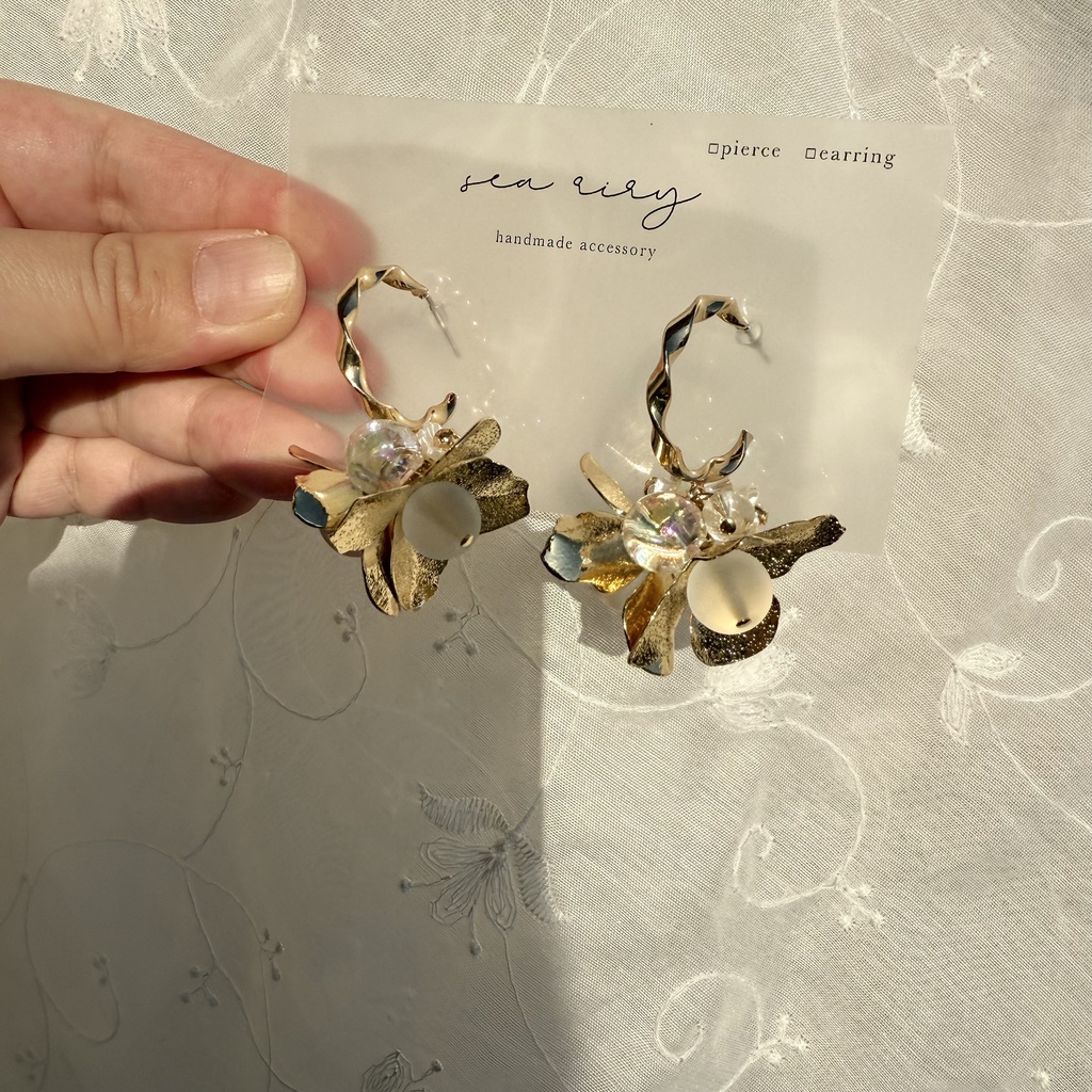 no.107 1点のみ メタルフラワー フラワーピアス フロスト オーロラ ゆらゆら チタンポストピアス