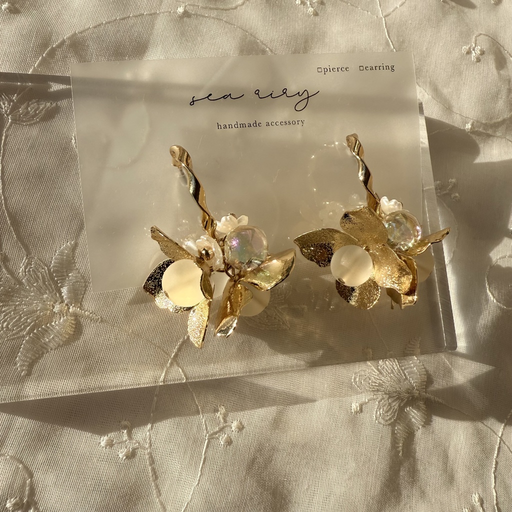 no.107 1点のみ メタルフラワー フラワーピアス フロスト オーロラ ゆらゆら チタンポストピアス