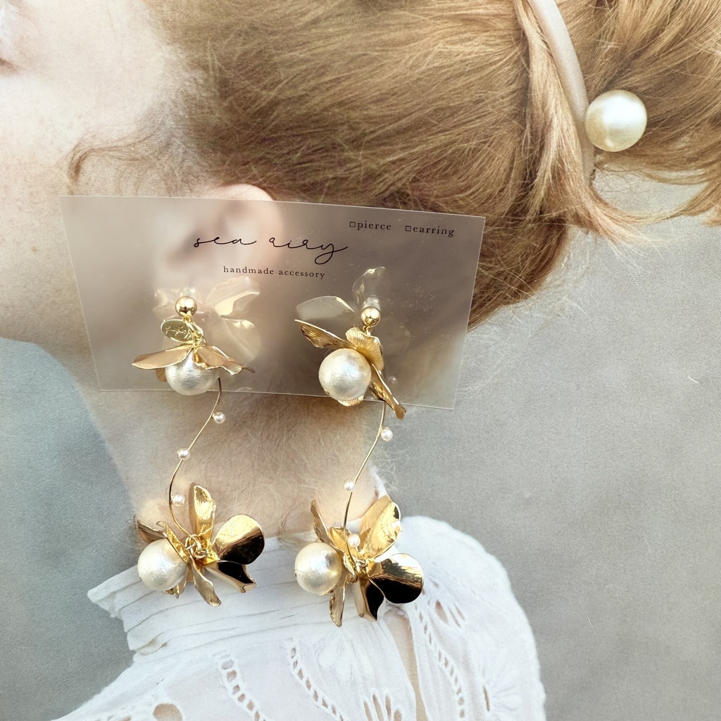 no.108 1点のみ メタルフラワーとコットンパールのゆらゆらピアス フラワーピアス コットンパール ハンドメイドピアス