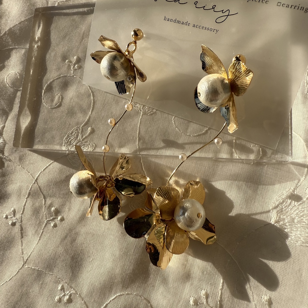 no.108 1点のみ メタルフラワーとコットンパールのゆらゆらピアス フラワーピアス コットンパール ハンドメイドピアス