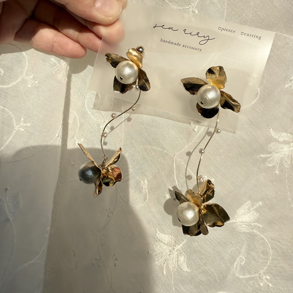 no.108 1点のみ メタルフラワーとコットンパールのゆらゆらピアス フラワーピアス コットンパール ハンドメイドピアス