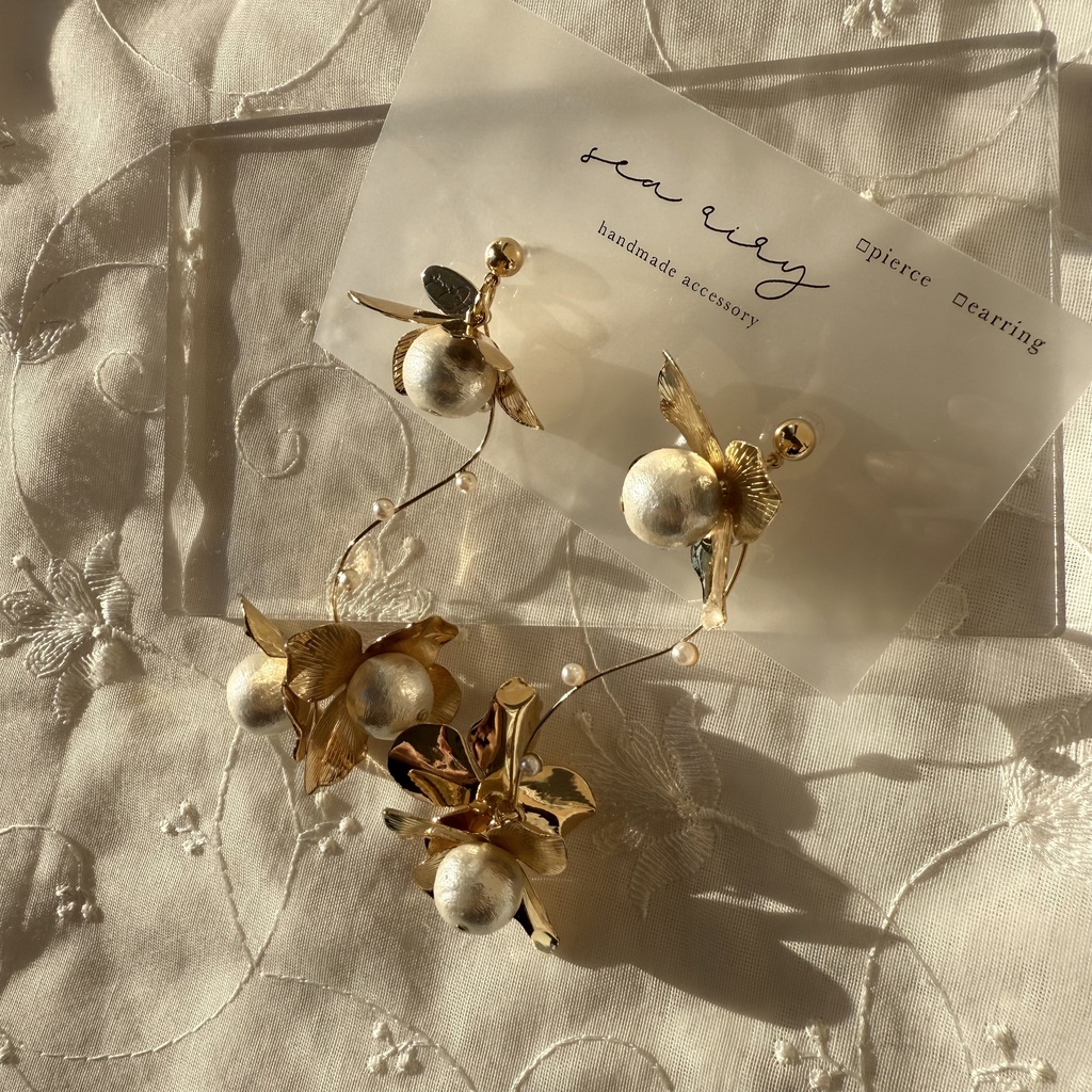 no.108 1点のみ メタルフラワーとコットンパールのゆらゆらピアス フラワーピアス コットンパール ハンドメイドピアス