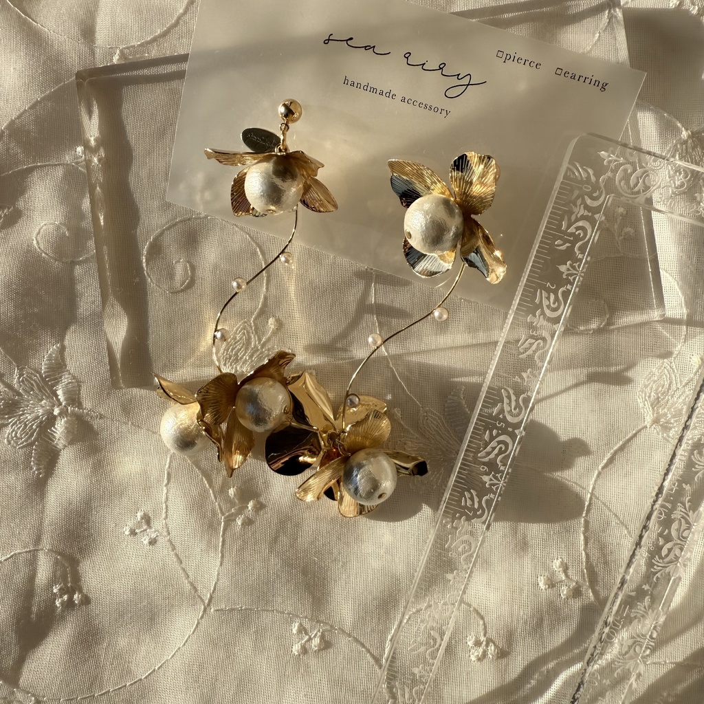 no.108 1点のみ メタルフラワーとコットンパールのゆらゆらピアス フラワーピアス コットンパール ハンドメイドピアス