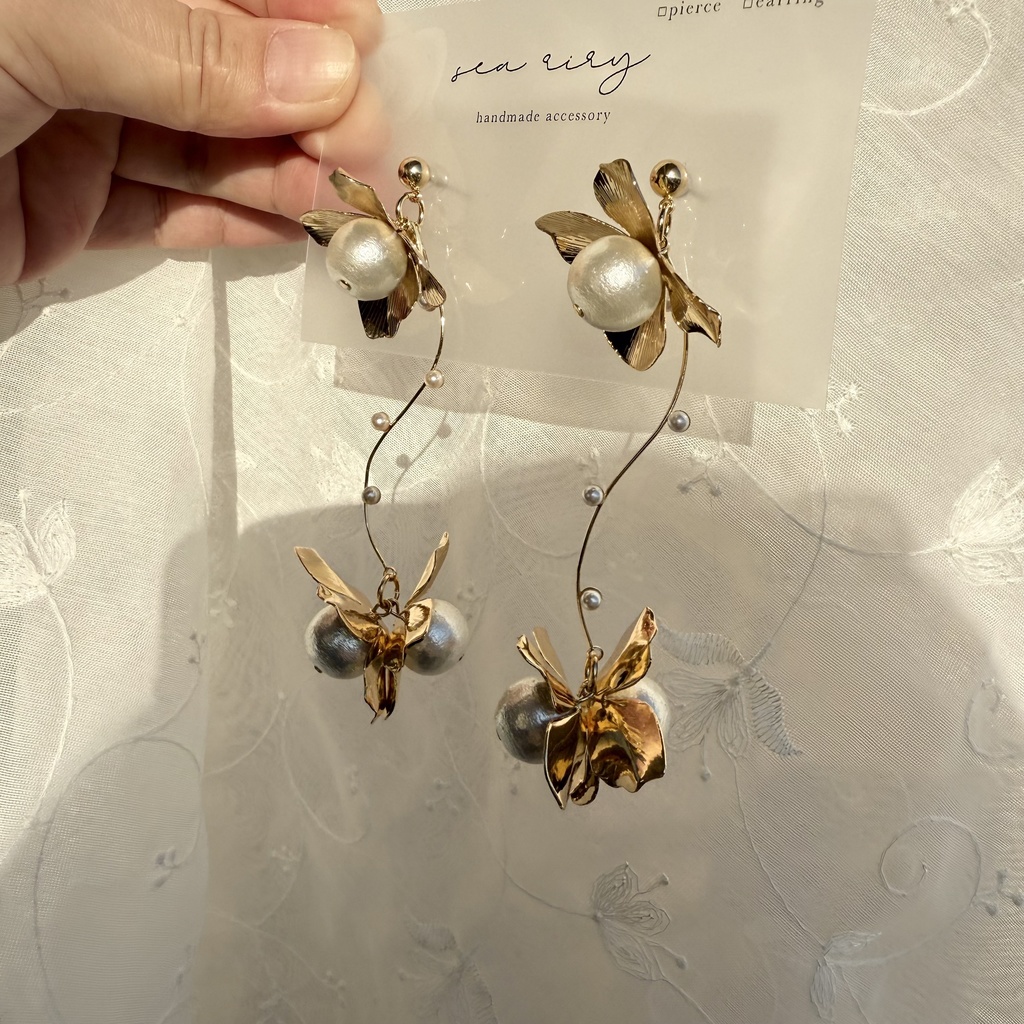 no.108 1点のみ メタルフラワーとコットンパールのゆらゆらピアス フラワーピアス コットンパール ハンドメイドピアス