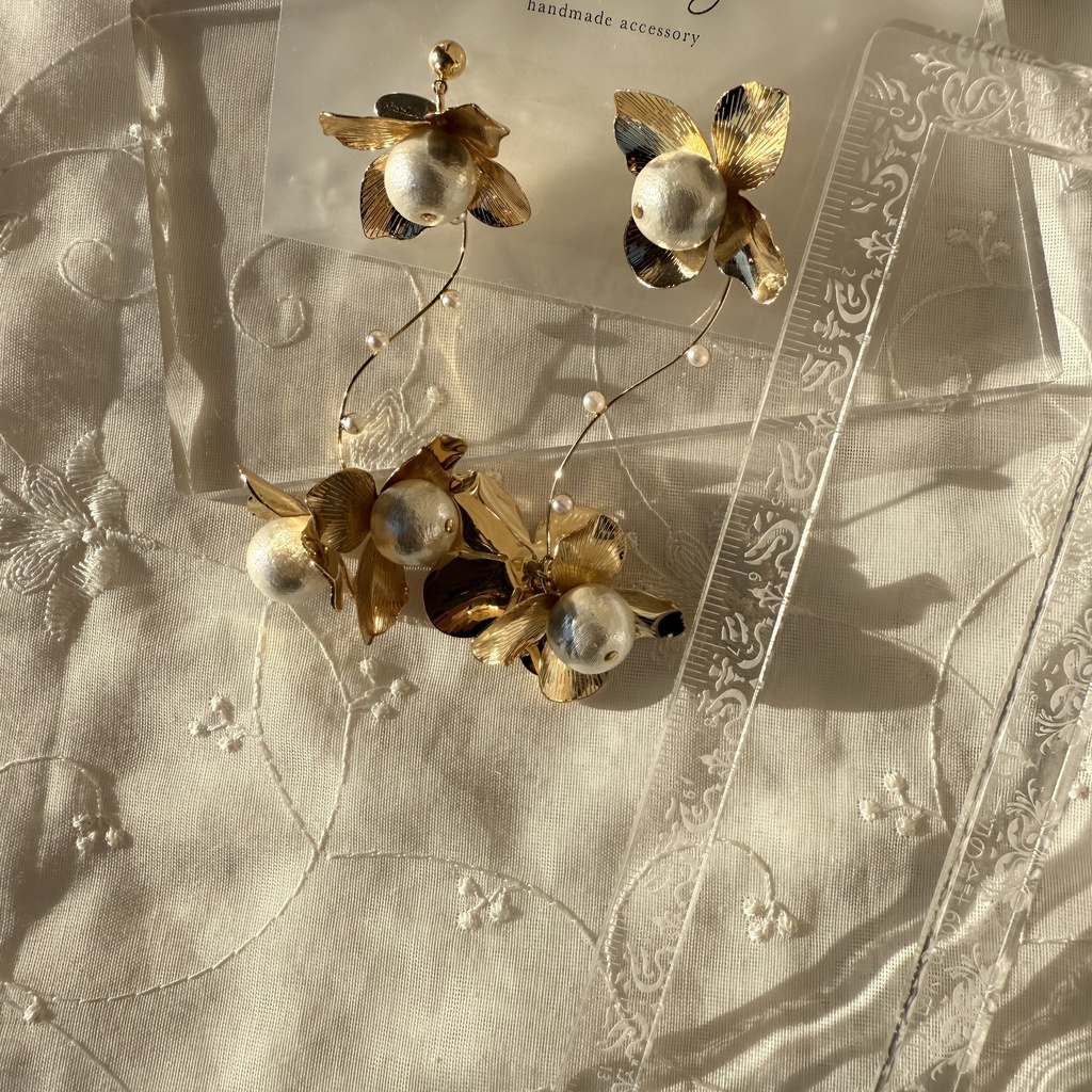 no.108 1点のみ メタルフラワーとコットンパールのゆらゆらピアス フラワーピアス コットンパール ハンドメイドピアス