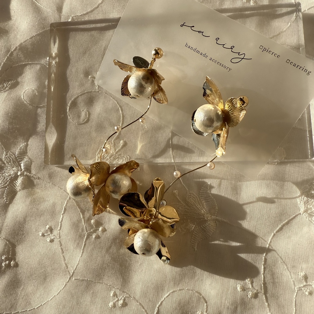 no.108 1点のみ メタルフラワーとコットンパールのゆらゆらピアス フラワーピアス コットンパール ハンドメイドピアス