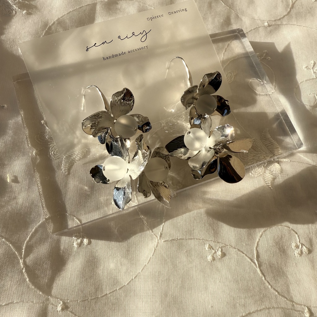 no.109 フロストビーズとメタルフラワーのゆらゆらピアス フラワー フロスト サージカルステンレス ピアス