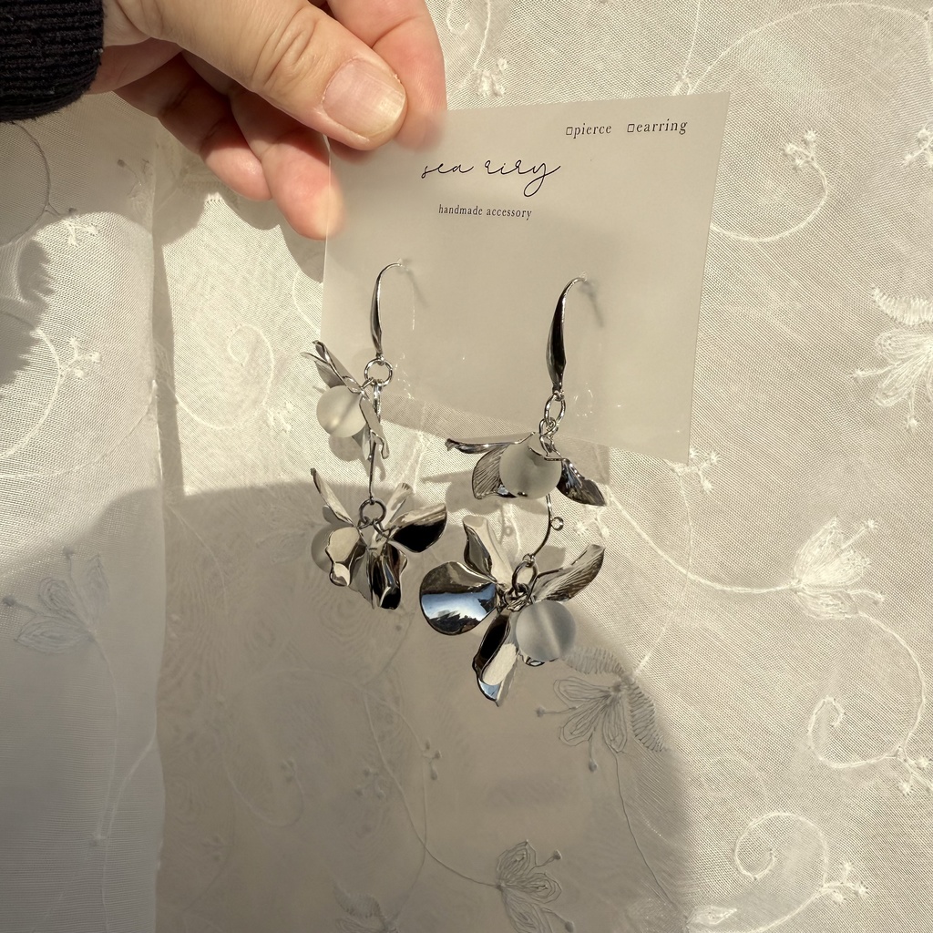 no.109 フロストビーズとメタルフラワーのゆらゆらピアス フラワー フロスト サージカルステンレス ピアス