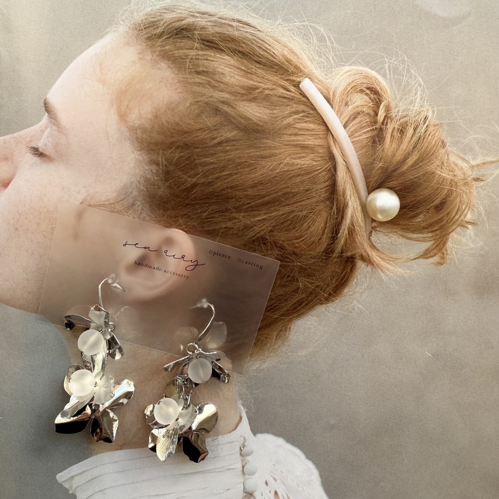 no.109 フロストビーズとメタルフラワーのゆらゆらピアス フラワー フロスト サージカルステンレス ピアス