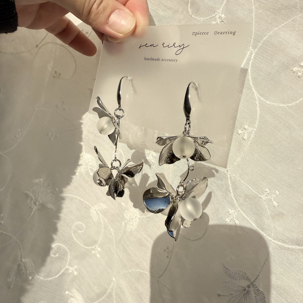 no.109 フロストビーズとメタルフラワーのゆらゆらピアス フラワー フロスト サージカルステンレス ピアス