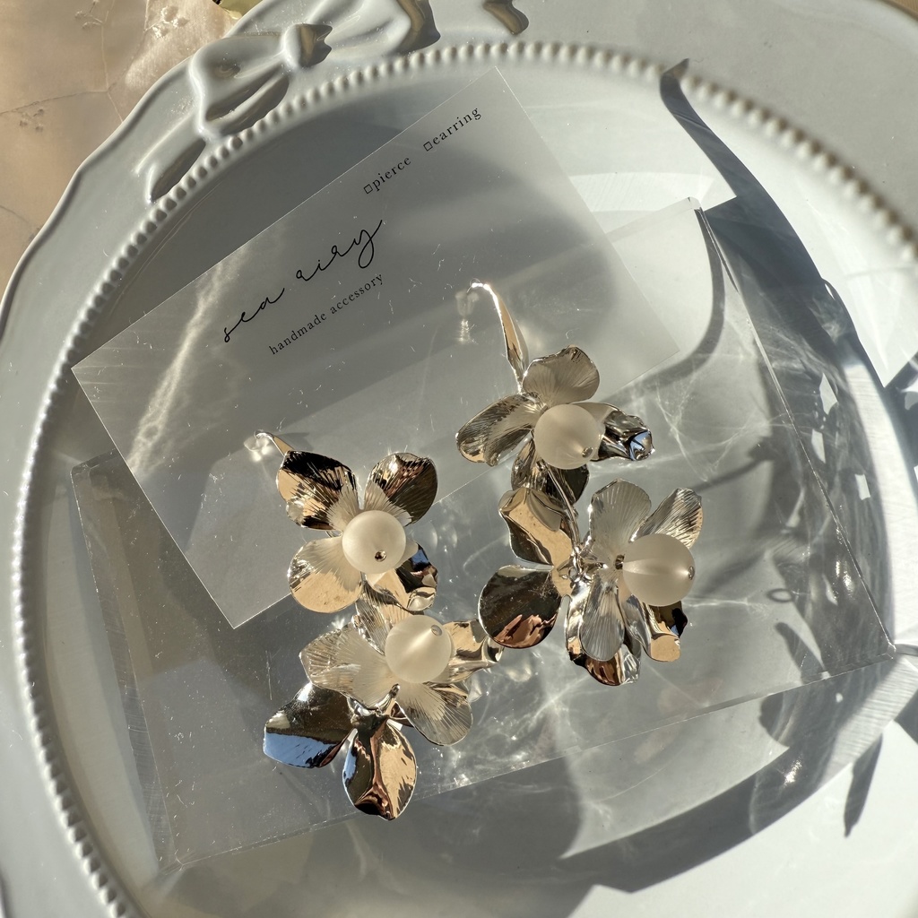 no.109 フロストビーズとメタルフラワーのゆらゆらピアス フラワー フロスト サージカルステンレス ピアス