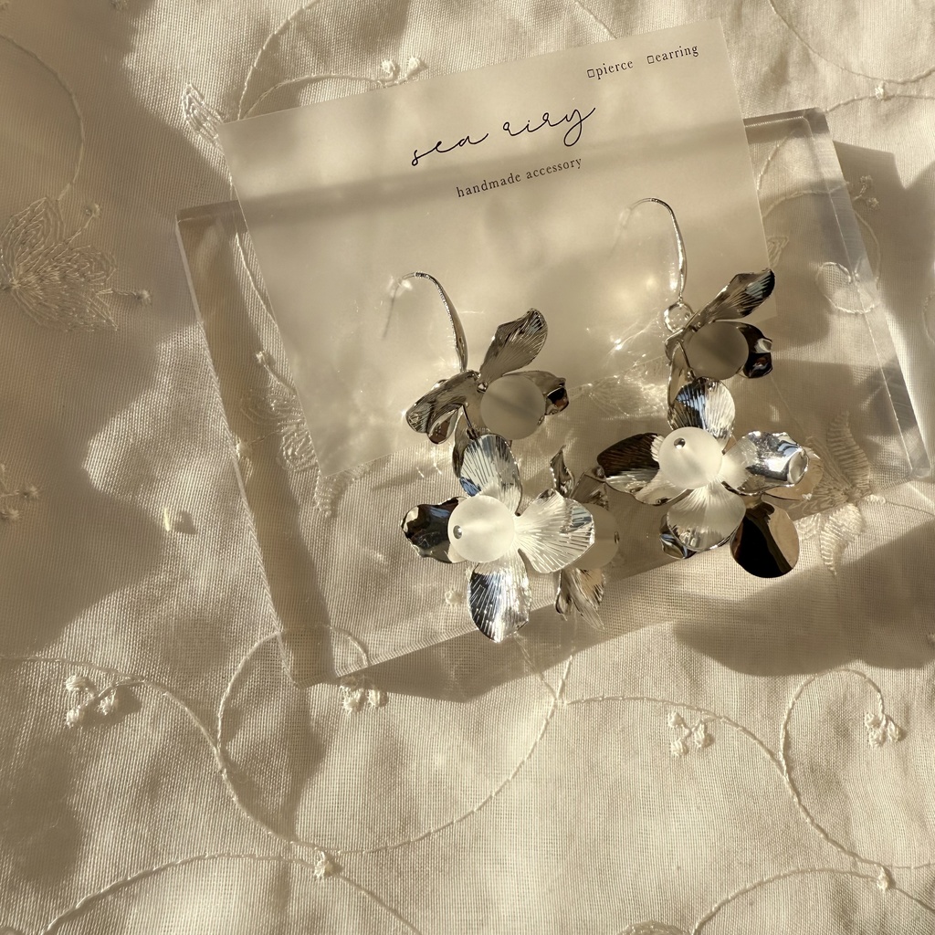 no.109 フロストビーズとメタルフラワーのゆらゆらピアス フラワー フロスト サージカルステンレス ピアス