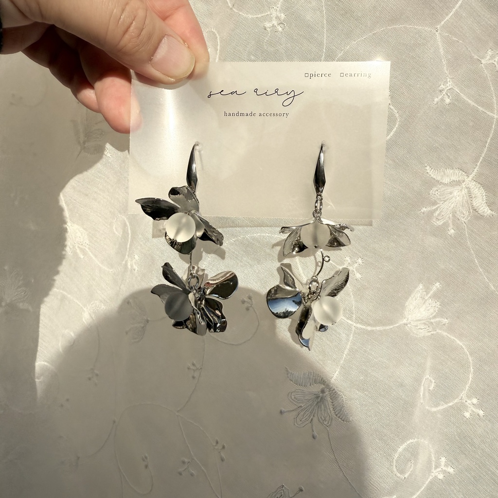 no.109 フロストビーズとメタルフラワーのゆらゆらピアス フラワー フロスト サージカルステンレス ピアス