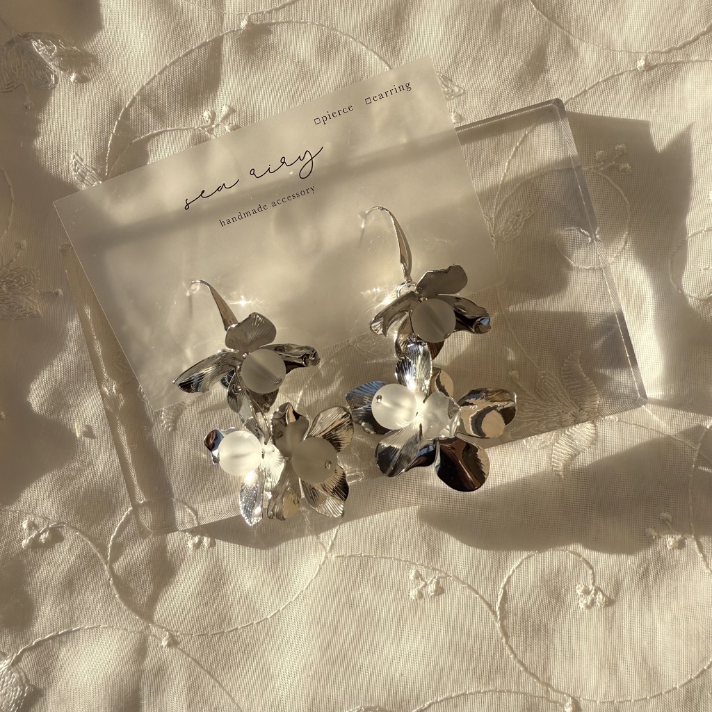 no.109 フロストビーズとメタルフラワーのゆらゆらピアス フラワー フロスト サージカルステンレス ピアス