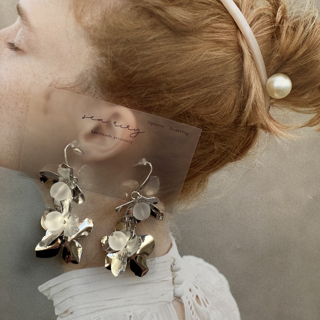 no.109 フロストビーズとメタルフラワーのゆらゆらピアス フラワー フロスト サージカルステンレス ピアス