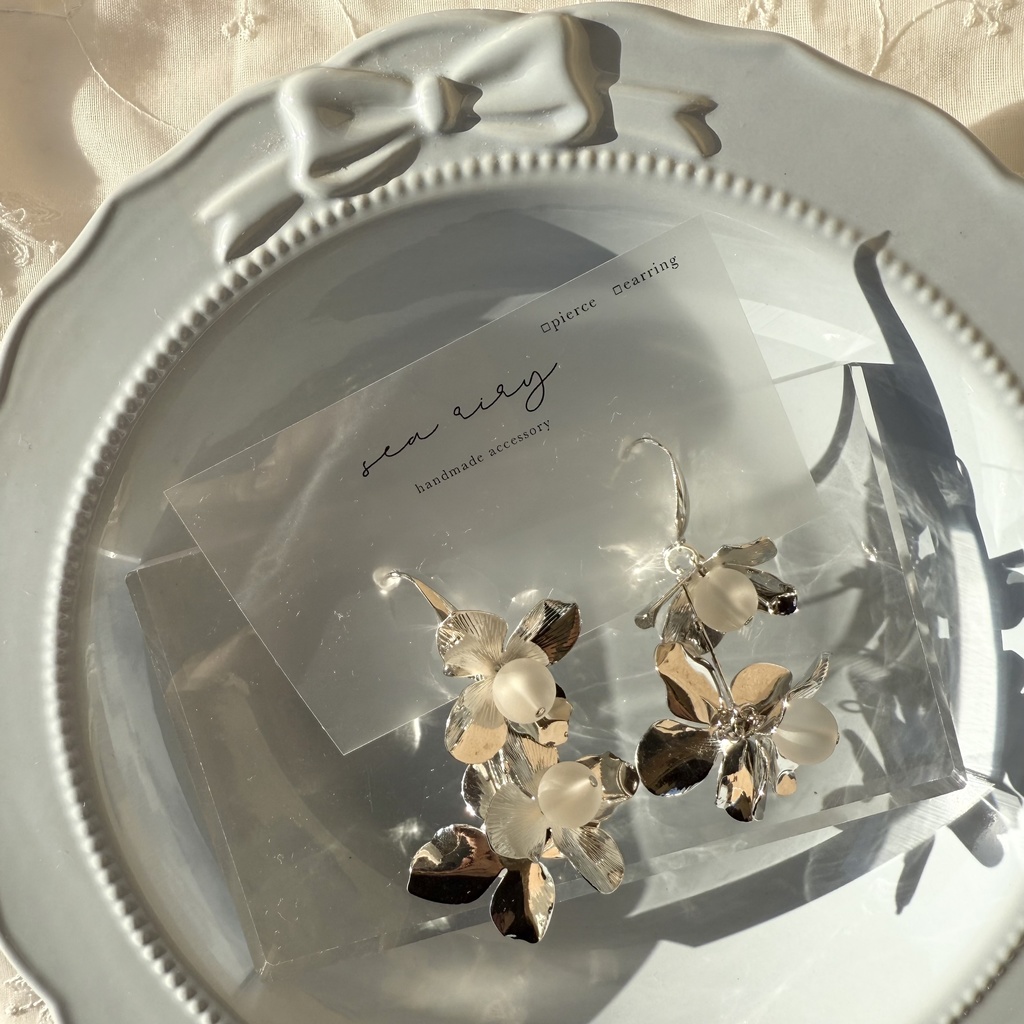 no.109 フロストビーズとメタルフラワーのゆらゆらピアス フラワー フロスト サージカルステンレス ピアス