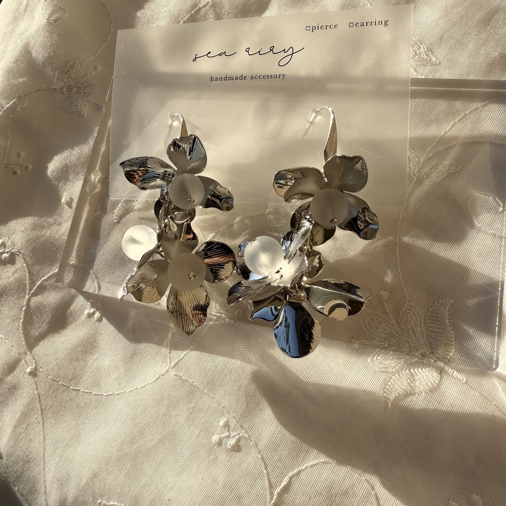 no.109 フロストビーズとメタルフラワーのゆらゆらピアス フラワー フロスト サージカルステンレス ピアス
