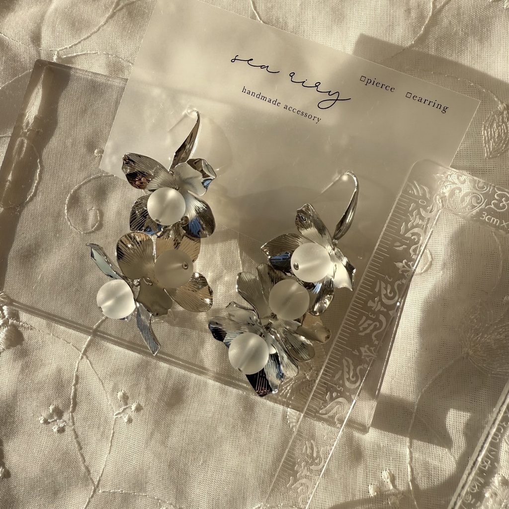 no.109 フロストビーズとメタルフラワーのゆらゆらピアス フラワー フロスト サージカルステンレス ピアス