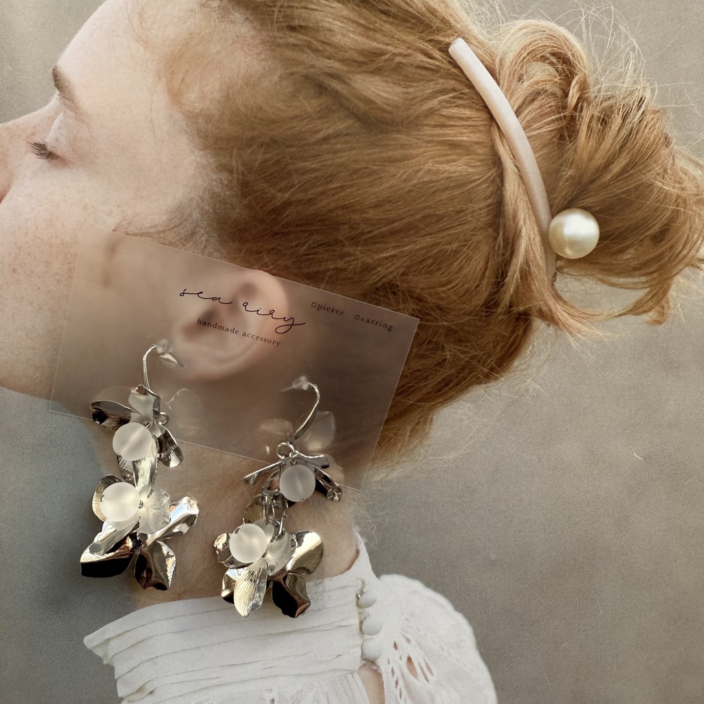 no.109 フロストビーズとメタルフラワーのゆらゆらピアス フラワー フロスト サージカルステンレス ピアス